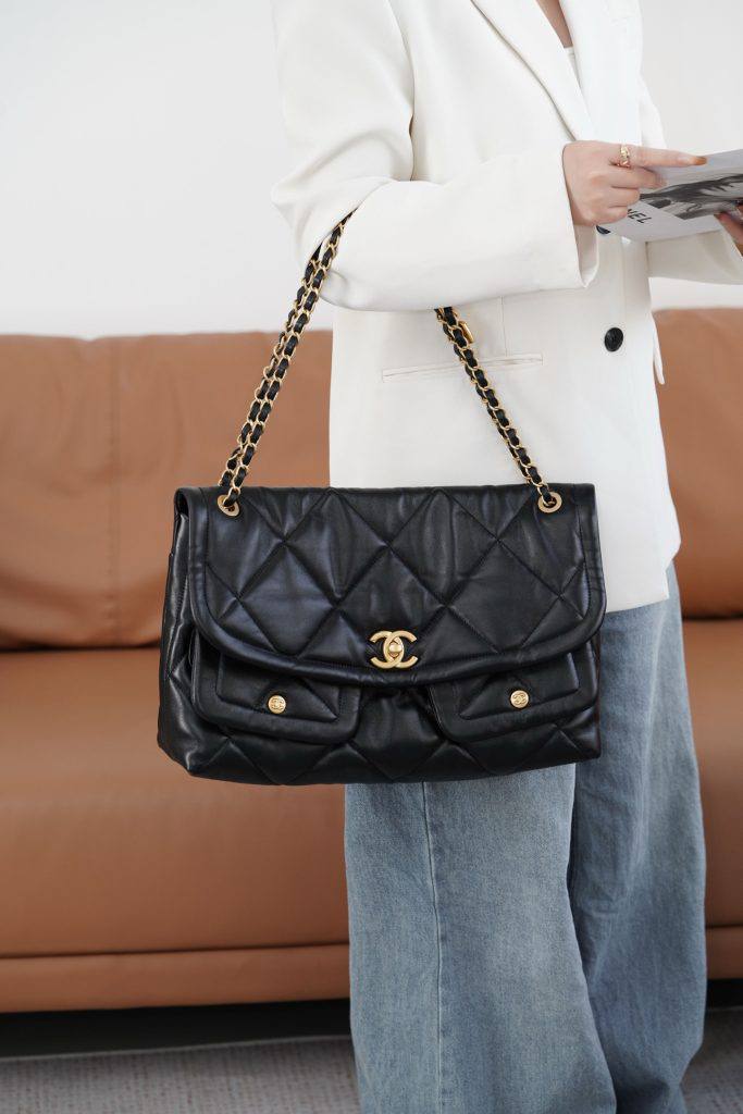Chanel Maxi Handbag in Black Lambskin Leather Length 25 cm - Width 40 cm Mirorr Woman AP5678 Black